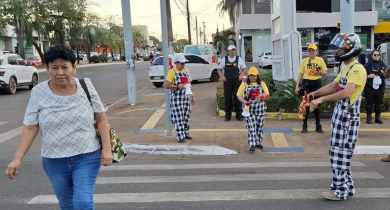 Ação do Detran-RO usa performance educativa para reforçar o respeito ao pedestre e travessia segura