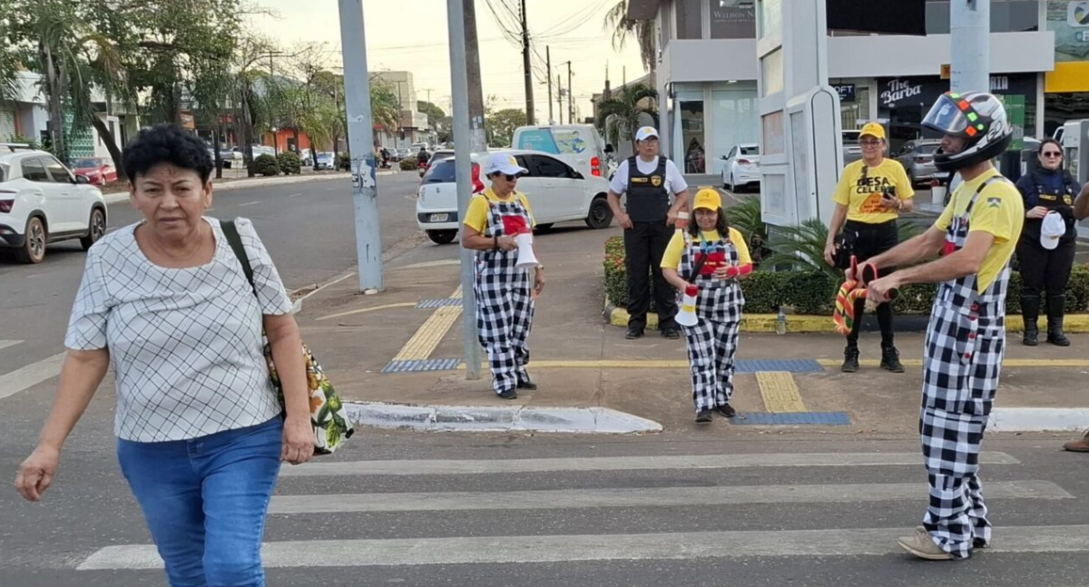 Ação do Detran-RO usa performance educativa para reforçar o respeito ao pedestre e travessia segura
