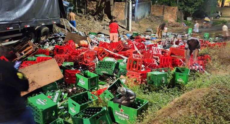Acidente com carreta de bebida termina em "open bar" improvisado em Porto Velho
