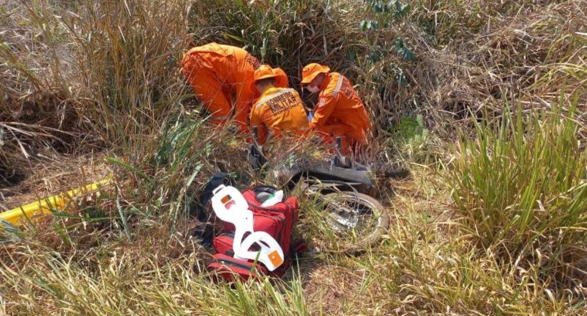 Acidente de moto deixa passageira com perna fraturada em Rolim de Moura