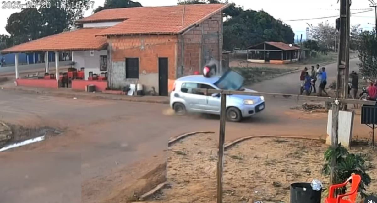Acidente em cruzamento é registrado por câmera de segurança