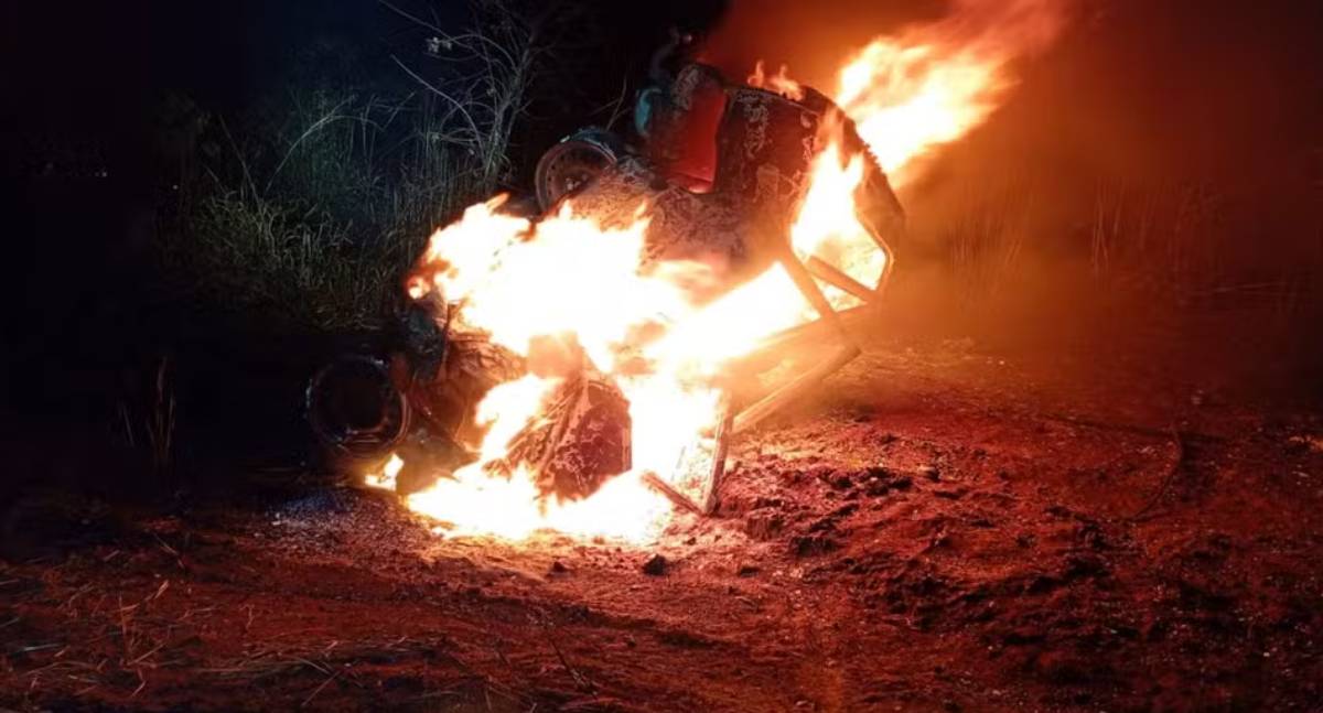 Acidente entre carro e carreta deixa cinco mortos na rodovia MGC-497