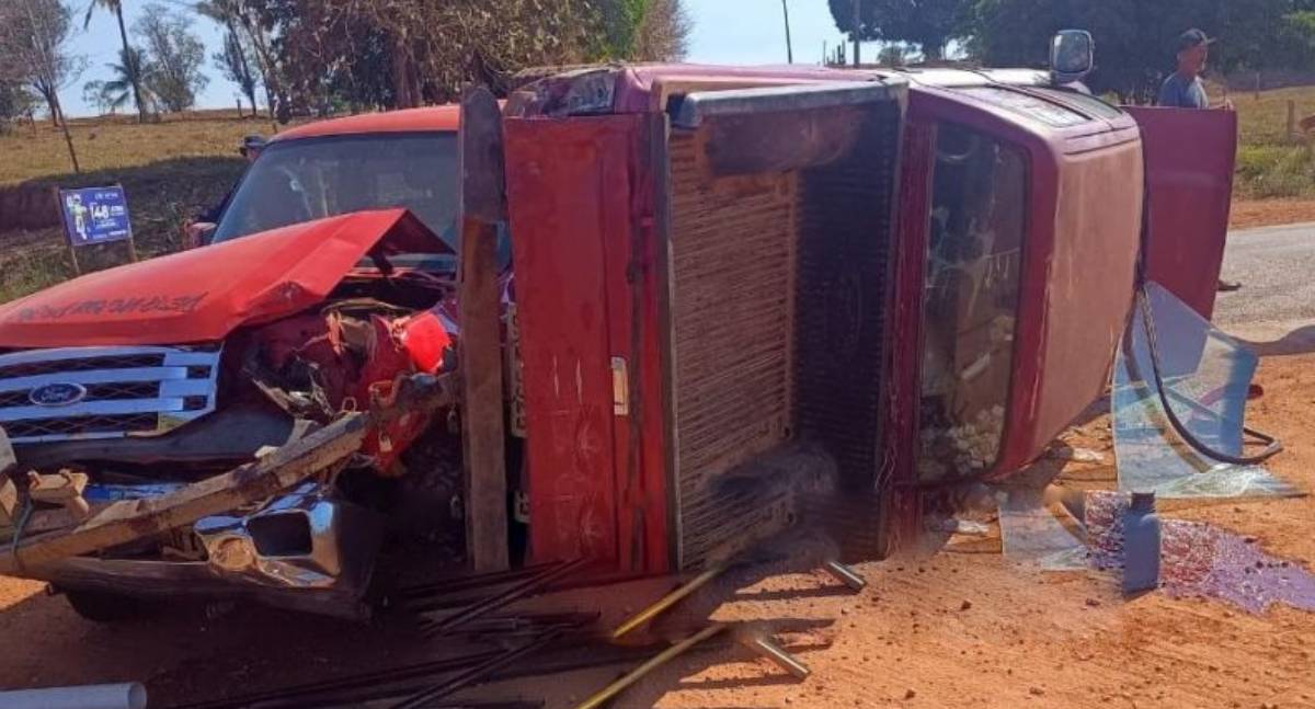 Acidente na RO-010 envolve duas caminhonetes em Migrantinópolis