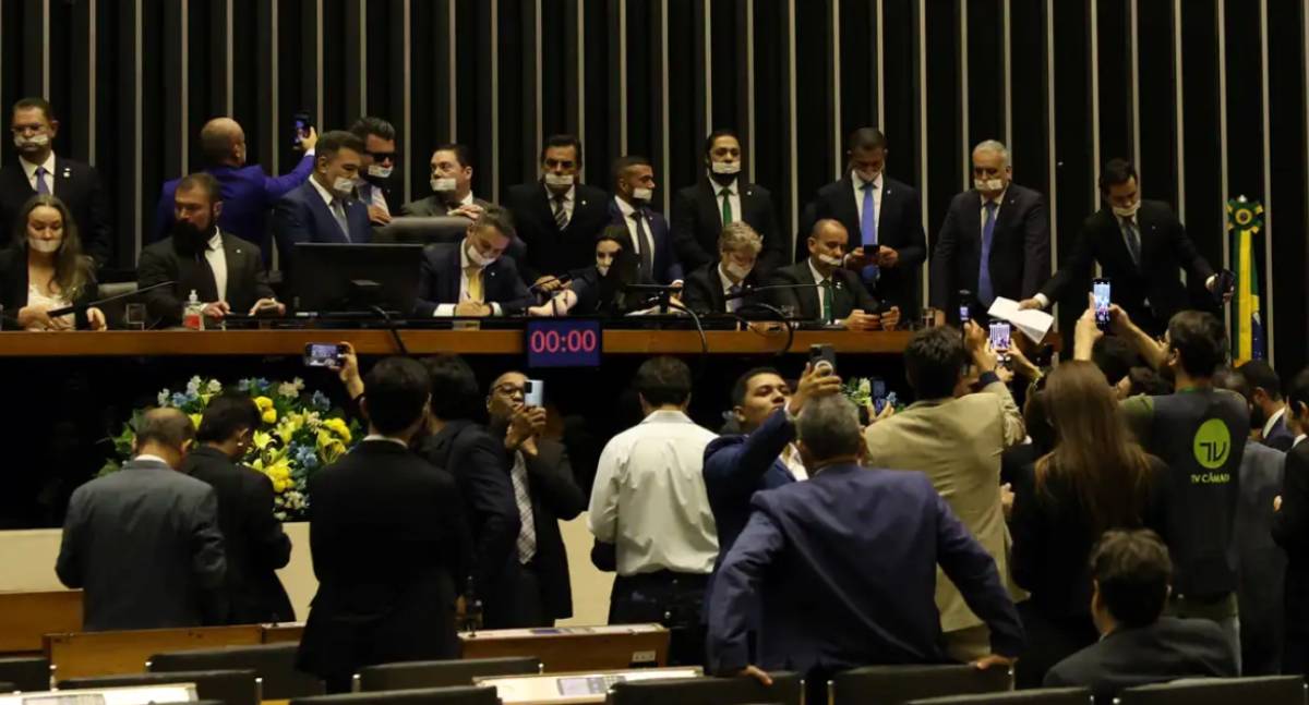 Alcolumbre e Motta pedem diálogo após ocupação de Plenários