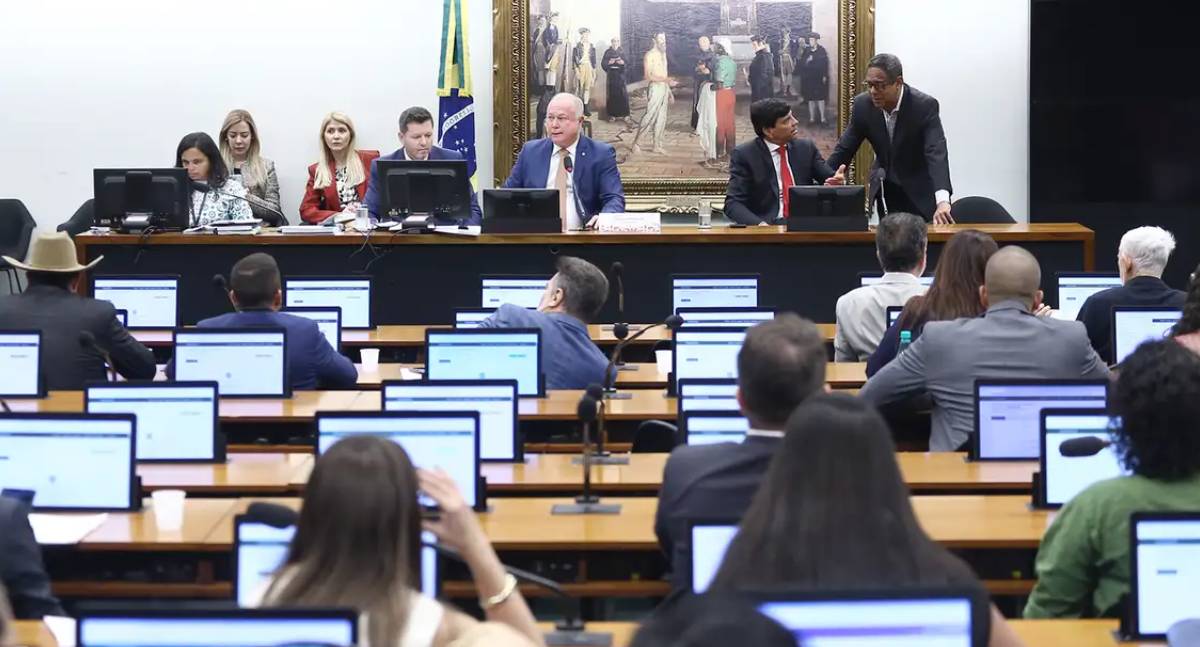 Aliciamento de crianças na internet terá pena maior com aprovação de PL na CCJ