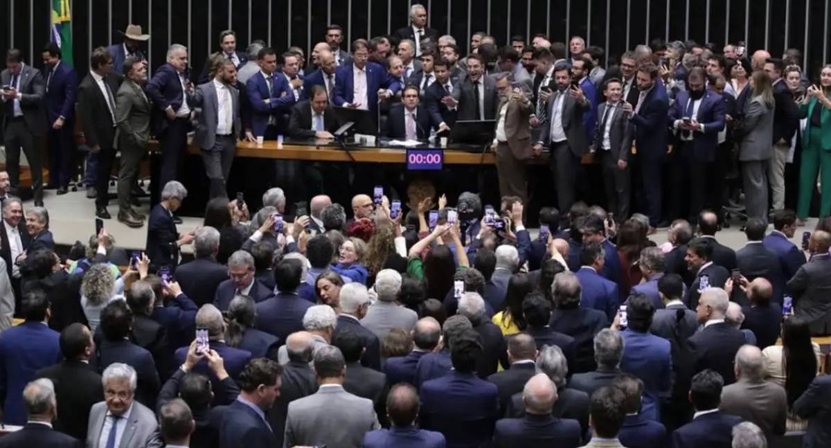 Após ocupação, Hugo Motta abre sessão e pede respeito