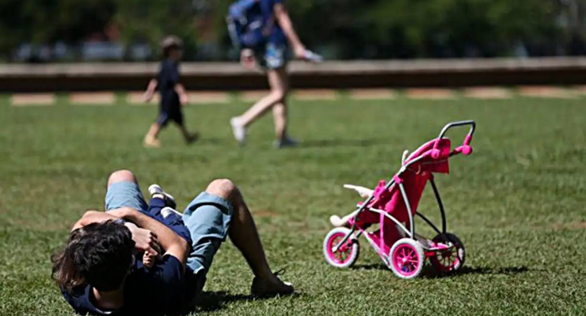 Aprovação da licença-paternidade de um mês é pedida por pediatras