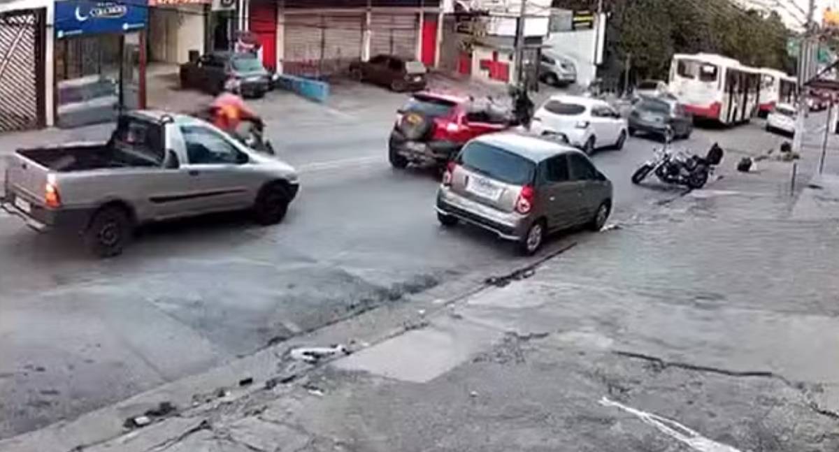 Atirador mata cliente e baleia tatuador em estúdio em Taboão da Serra