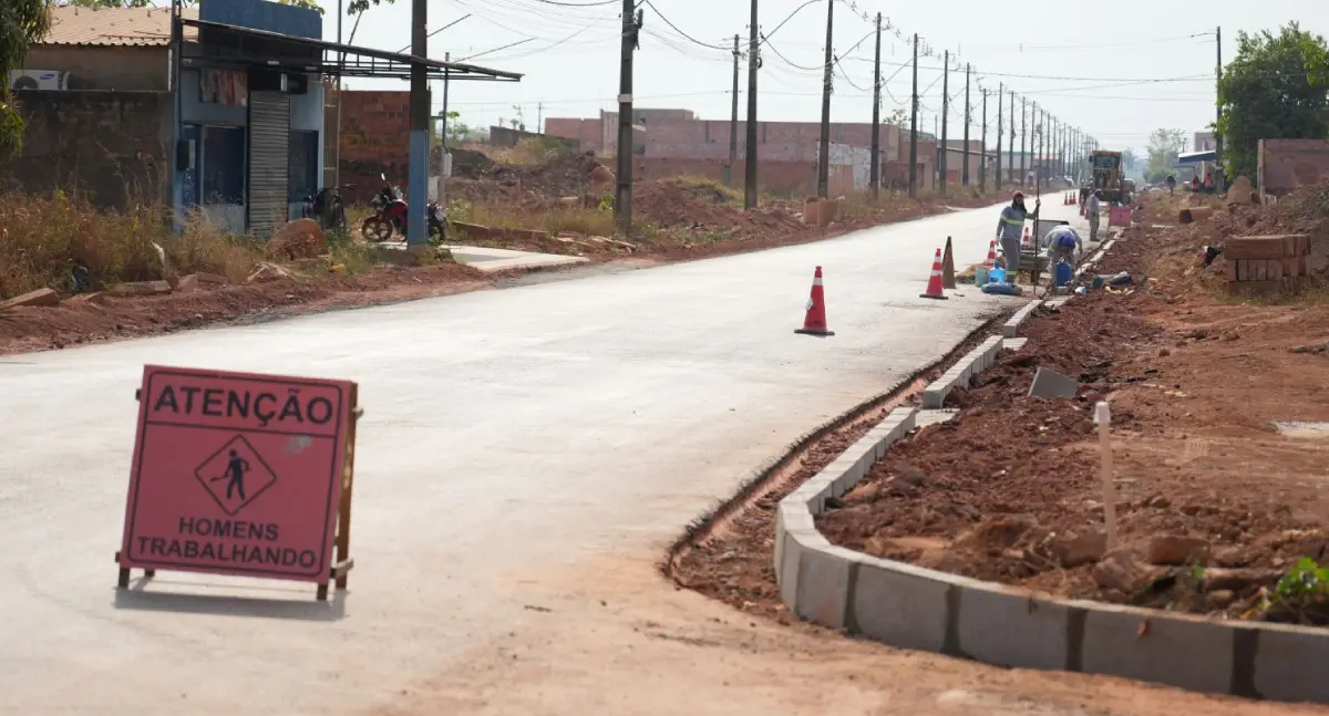 Avenida Calama recebe meio-fio e sarjeta em nova etapa de obras da Prefeitura de Porto Velho