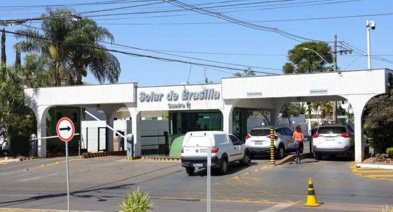 Bolsonaro deixa prisão domiciliar para exames médicos