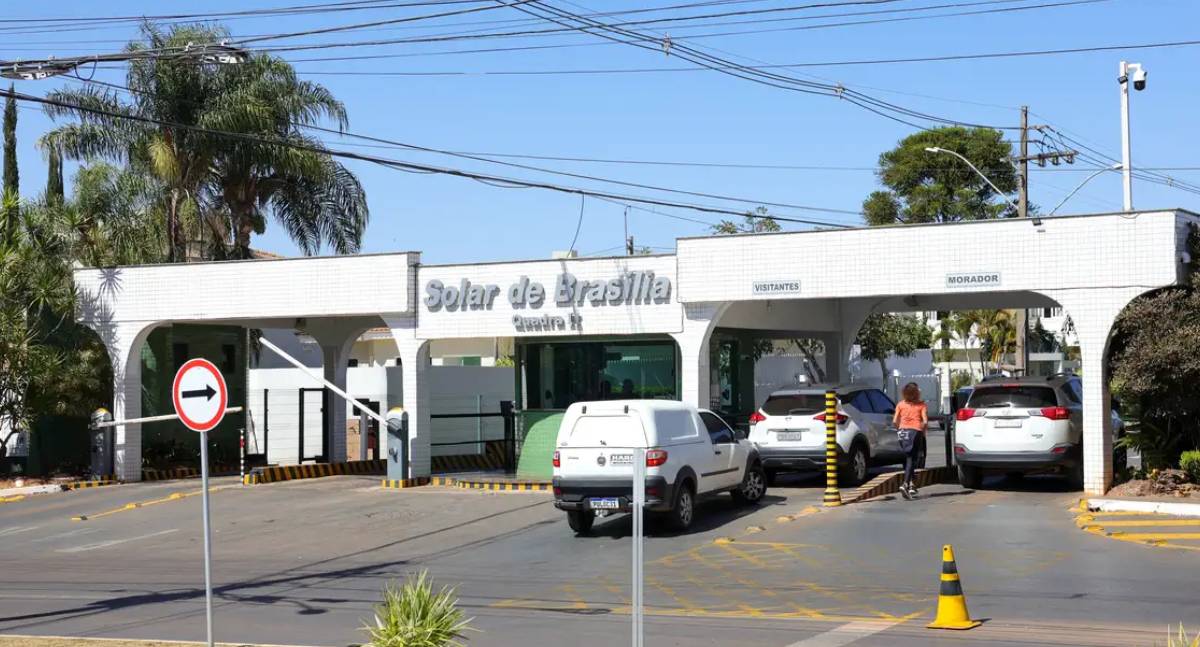 Bolsonaro deixa prisão domiciliar para exames médicos