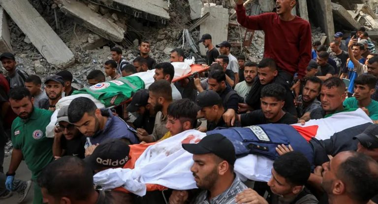 Bombardeio israelense mata 123 pessoas em Gaza enquanto Hamas negocia trégua