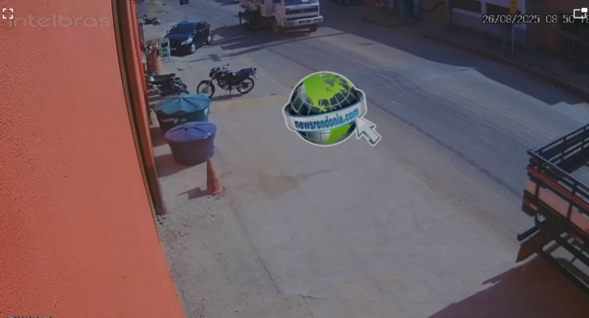 Caminhão bate em carro que atropela pedestre na zona leste