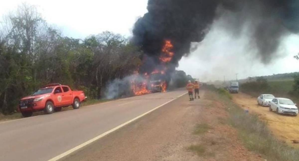 Caminhão baú é destruído por incêndio na BR-364
