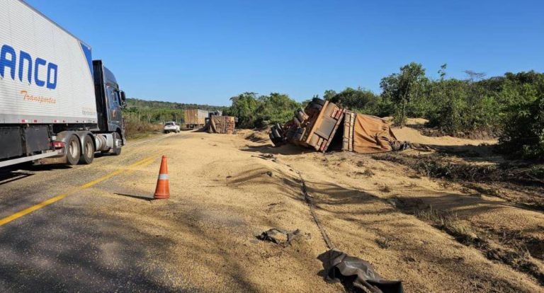 Carreta de grãos tomba em trecho da BR-174 em Vilhena