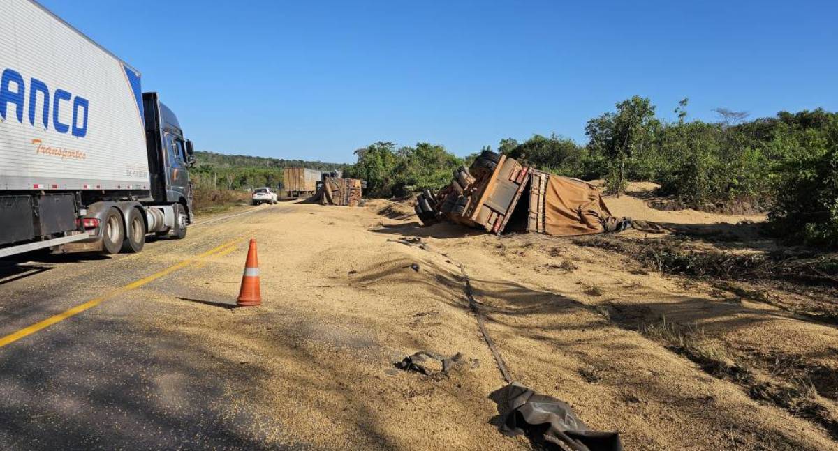 Carreta de grãos tomba em trecho da BR-174 em Vilhena