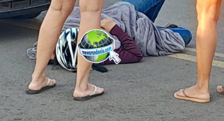 Carro atropela mulher em bicicleta elétrica em cruzamento