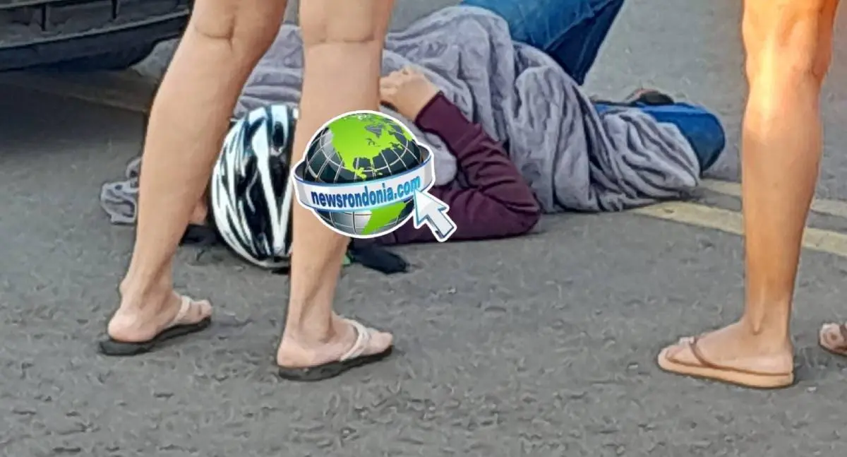 Carro atropela mulher em bicicleta elétrica em cruzamento