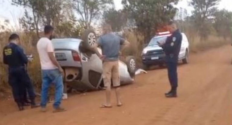 Carro capotado é encontrado abandonado em Vilhena