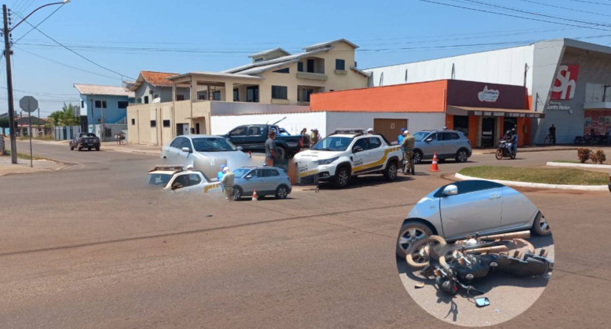 Carro e moto colidem em cruzamento no centro de Rolim de Moura