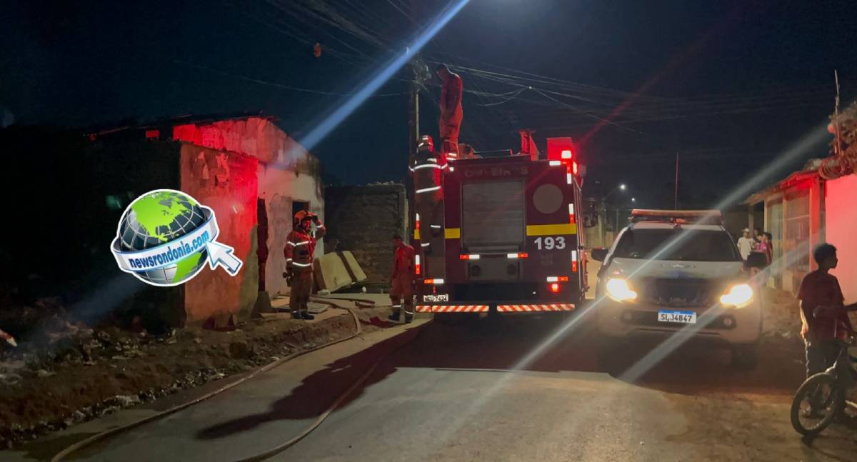 Casa é atingida por incêndio na zona leste