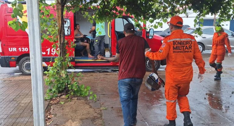 Casal fica ferido em colisão entre carro e moto na região central de Porto Velho