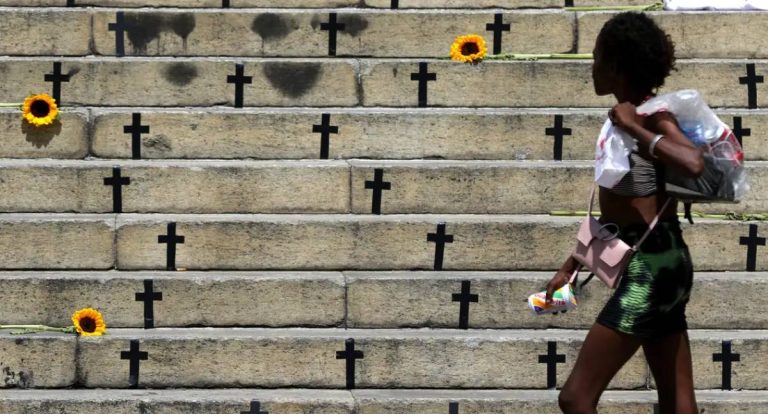 Casos de feminicídio com arma de fogo crescem no Brasil