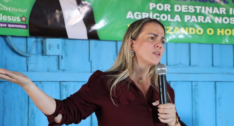 Cláudia de Jesus cobra construção de banheiro na Escola Estadual Mariana, em Porto Velho