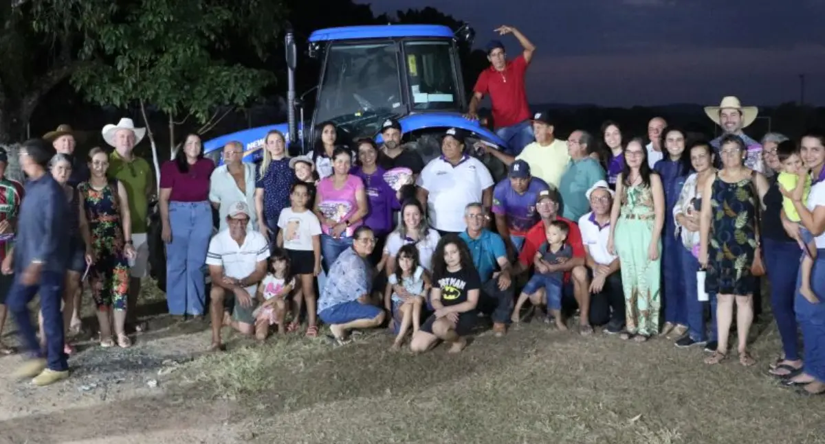 Cláudia de Jesus entrega trator para agricultores da Linha 128 em Ji-Paraná