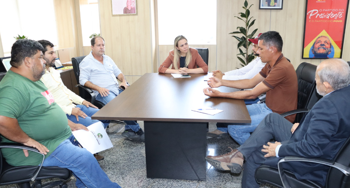 Cláudia de Jesus se reúne com vereadores do Vale do Anari para tratar de crise nos laticínios