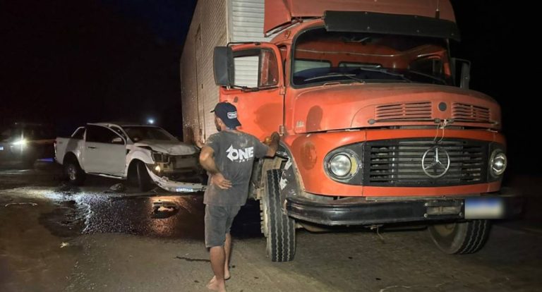 Colisão entre caminhonete e caminhão na BR-364 não deixa feridos