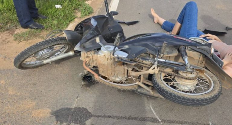 Colisão entre carro e moto deixa mulher ferida em Ji-Paraná