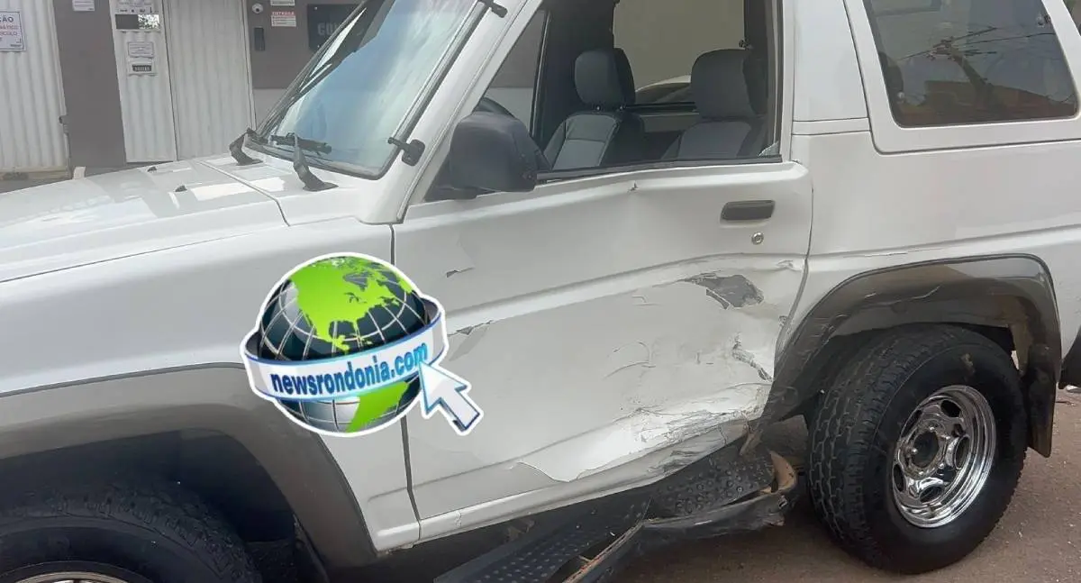 Colisão entre carros deixa motoristas feridos na frente de condomínio no centro