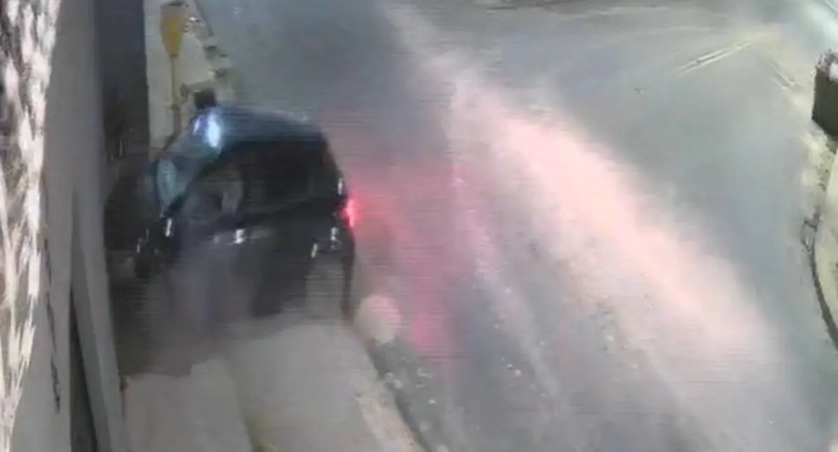 Colisão na Rua Alba deixa muro danificado e motorista foge