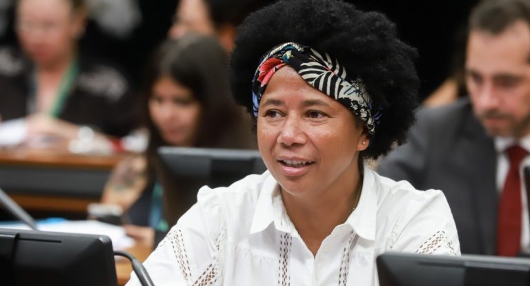 Com recurso de Sílvia Cristina, Casa da Comunidade entrega 133 certificados em Ji-Paraná