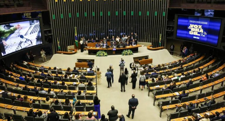 Congresso Nacional homenageia os 90 anos da Voz do Brasil