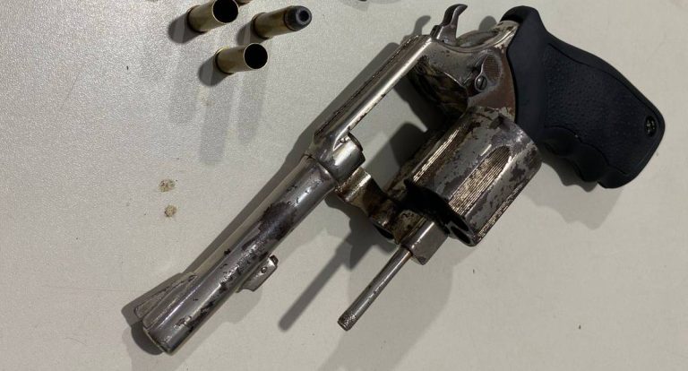 Criminosos usam arma de fogo para ameaçar proprietário de hamburgueria