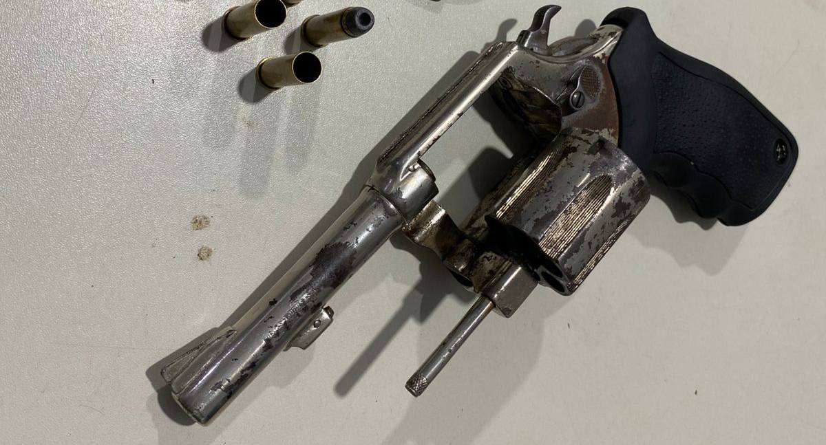 Criminosos usam arma de fogo para ameaçar proprietário de hamburgueria