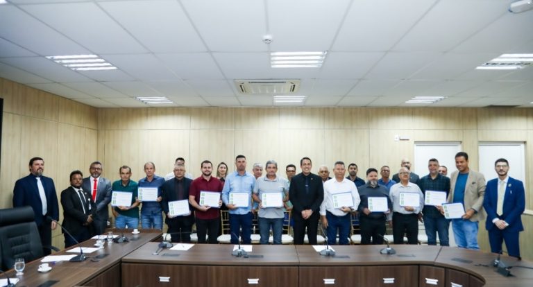 Deputado Eyder Brasil concede voto de louvor a técnicos industriais de Rondônia