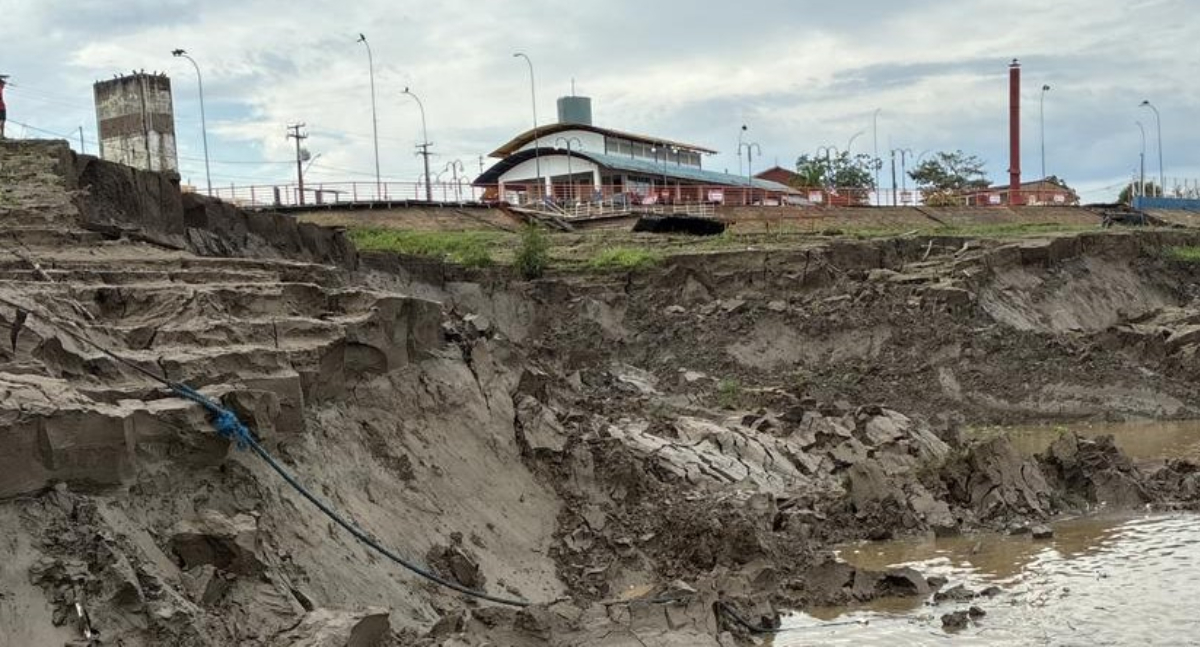 Desbarrancamento no Cai N’água mobiliza Defesa Civil e compromete acesso ao porto em Porto Velho