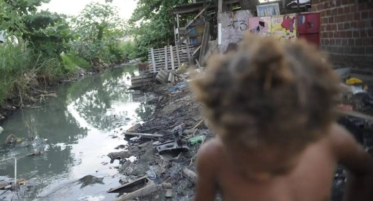 Desigualdade no saneamento persiste em três a cada dez residências no Brasil