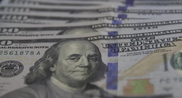 Dólar fecha em queda e mercado reage a notícias de corte de juros