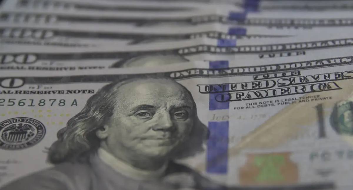 Dólar fecha em queda e mercado reage a notícias de corte de juros