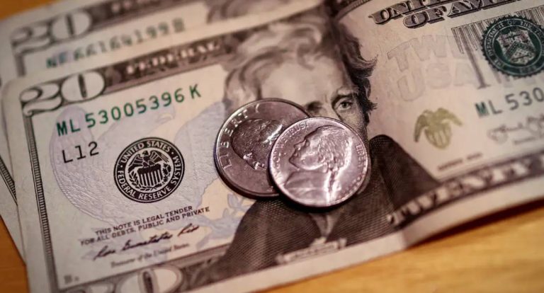 Dólar sobe para R$ 5,50 e bolsa cai após decisão do ministro Flávio Dino