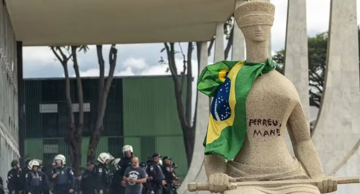 Dos mais de 1,4 mil presos do 8 de Janeiro, 141 continuam na cadeia e 44 estão em prisão domiciliar