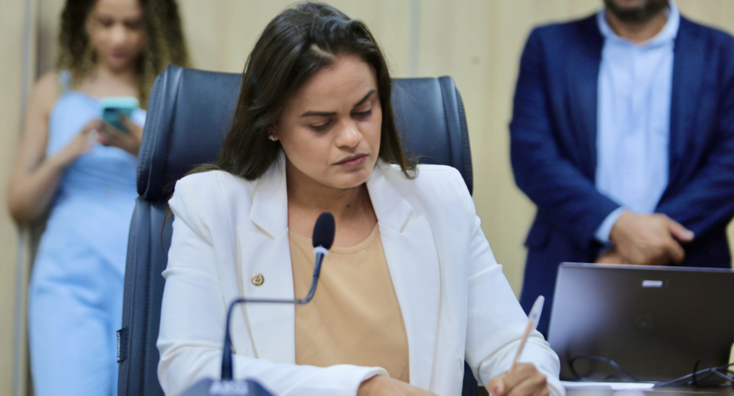 Dra. Taíssa protocola projeto de lei para aumentar segurança de mulheres em transportes por aplicativo em Rondônia