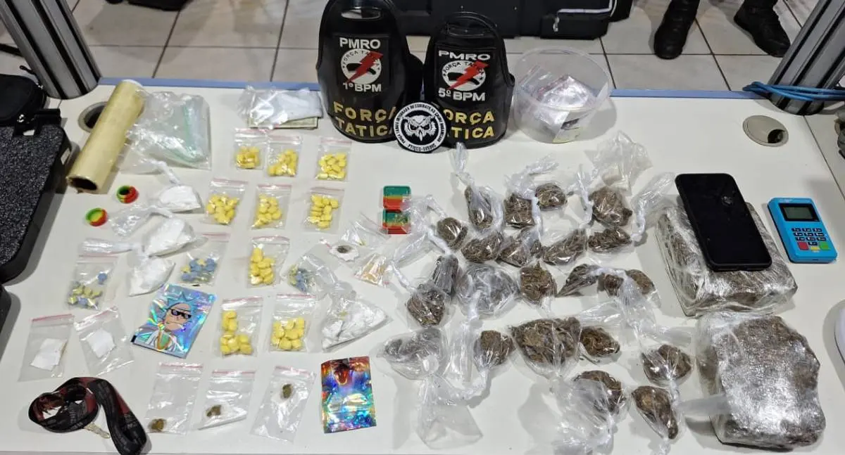 Dupla do CV é presa com drogas sintéticas e skunk em operação da PM