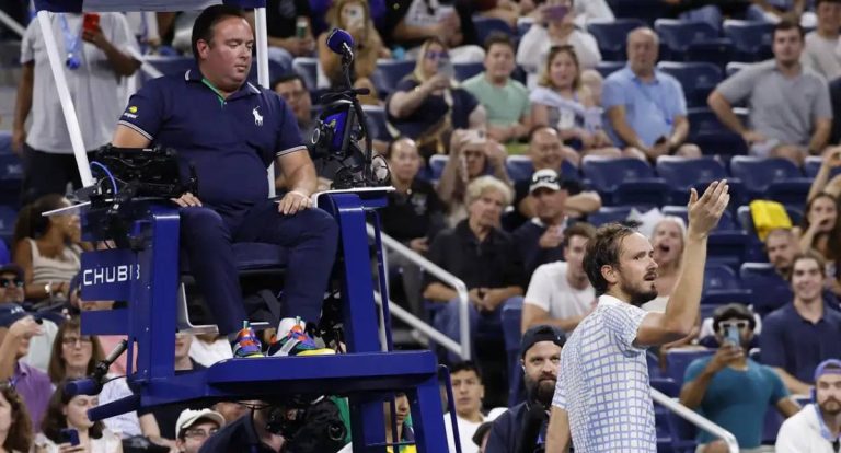 Em jogo polêmico, Medvedev cai na estreia do Aberto dos EUA