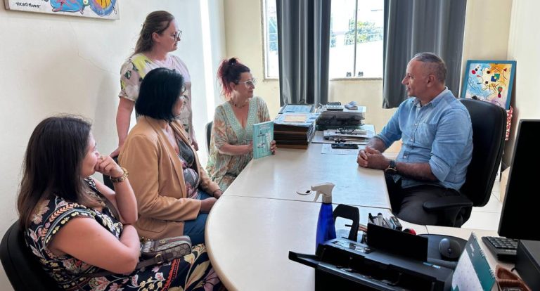 Escritora Sônia Miquelin visita à biblioteca municipal Francisco Meireles