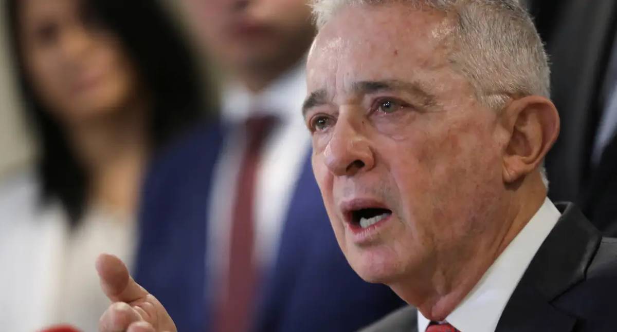 Ex-presidente colombiano Álvaro Uribe tem prisão domiciliar revogada